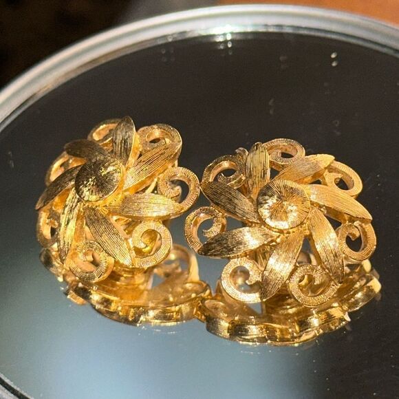 Vintage Monet shiny gold tone round filigree look clip on earrings - Picture 1 of 6